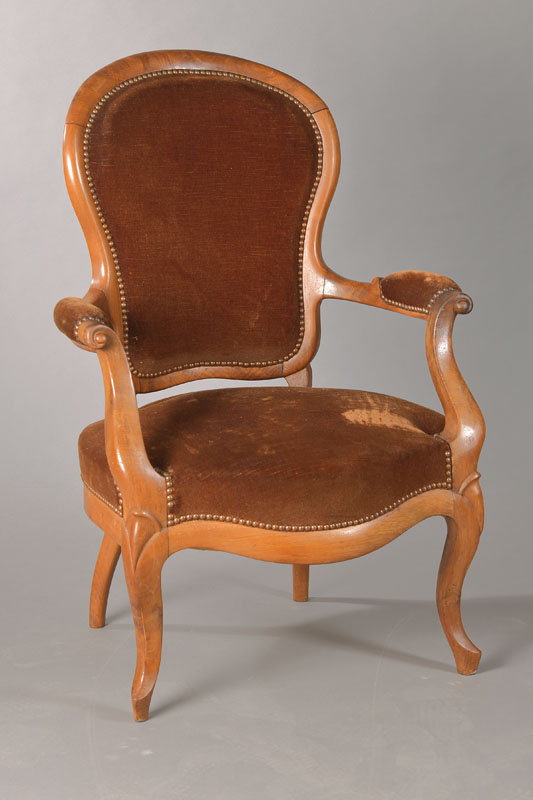Stuhlsessel, deutsch, um 1835-40, Louis- Philippe Stil, Nussbaum, Rücken Löffelform, allseitig geschweift, Polsterung aus den 60er Jahren, ...