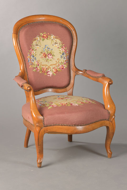 Stuhlsessel, deutsch, um 1835-40, Louis- Philippe Stil, Nussbaum, Rücken Löffelform, allseitig geschweift, Polsterung in aufwändiger ...