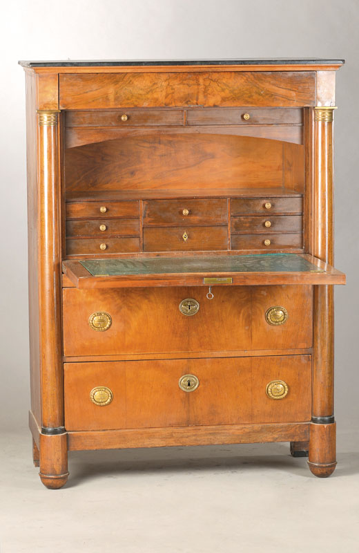 Sekretär, süddeutsch, um 1835-40, Korpus Weichholz, Wurzelnuss furniert, doppelt geschweift verlegt, Halbsäulen mit Bronzeabschlüssen, zwei ...