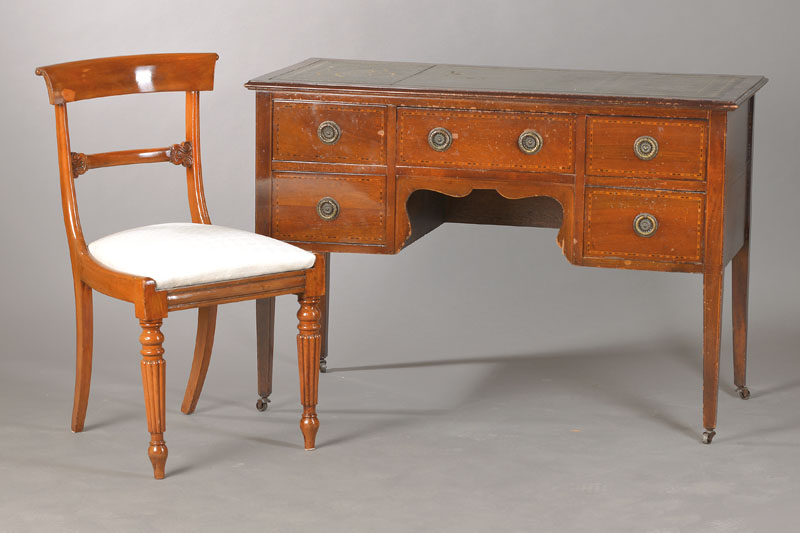 Bureau-plat, nach Vorbild des sp. 18.Jh., England, 20.Jh., Mahagoni massiv, 5-schübig mit Knieloch, kontrastierende Bandeinlagen, konische ...