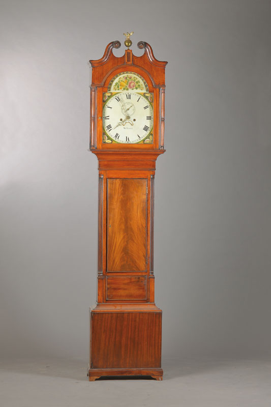 Standuhr, England um 1820, Mahagonigehäuse, Mittelteil mit kannelierten Viertelsäulen, sog. Sprenggiebel mit Messingadler, Seiteneile unten ...
