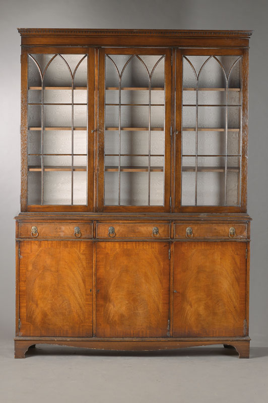 Bücherschrank im Spät-georgianischen Stil, England, 20.Jh., Mahagoni massiv u. Pyramidenmahagonifurnier, Eichekorpus, 3-türigu. 3-schübig, Türen ...