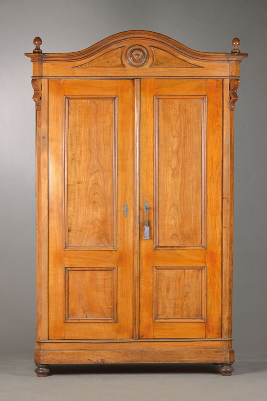 Schrank, deutsch, um 1860-70, Nussbaumfurnier u. Kirschbaum auf Nussbaum gebeizt, auf Weichholzkorpus, 2-türig, geschweifter Giebel mit seitl. ...