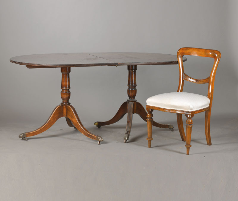 Sitzgarnitur, England, 20.Jh., im Regency- Stil, Mahagoni massiv, Tisch mit 2 Balustersäulen und stiltypisch ausgeschweiften Auslegern, ...