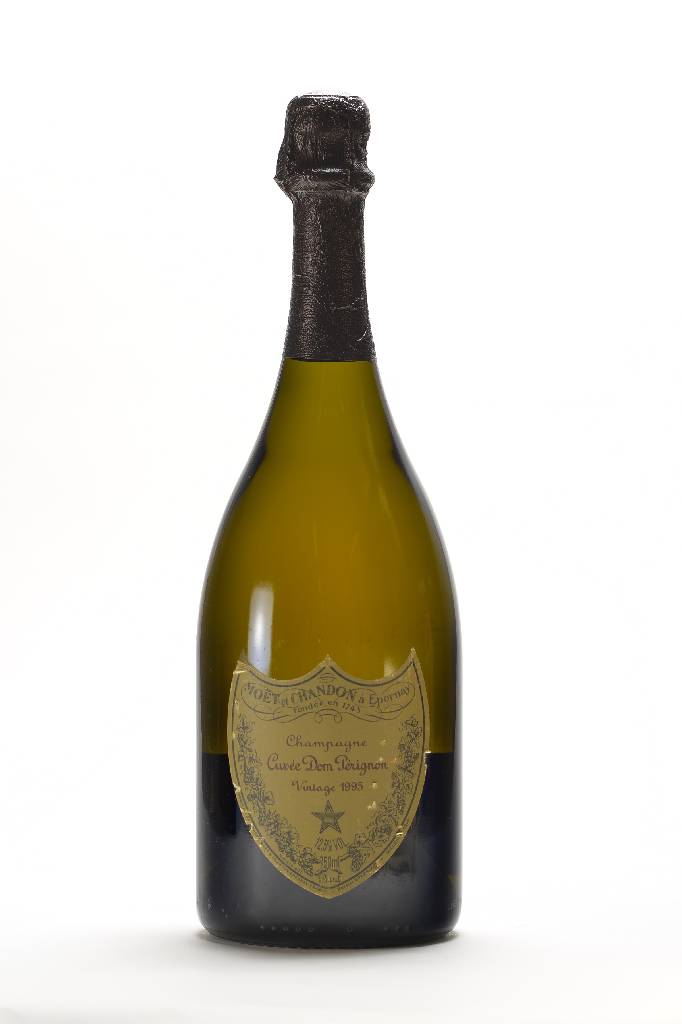 6 Flaschen 1995 Moet et Chandon Dom Perignon , Brut, je ca. 12,5 % Vol, je ca. 75 cl, unverkostet, Etiketten teilw. l. besch., selten im Angebot, ...
