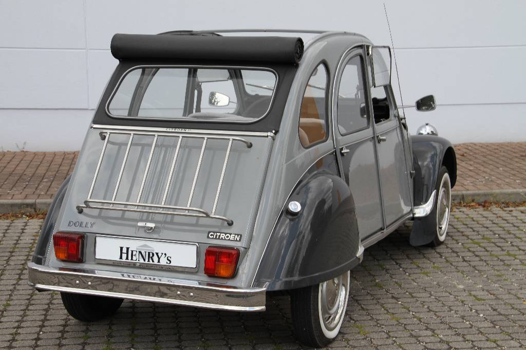 Detail b: Citroén 2 CV Dolly Limousine, Fahrgestellnummer VF7AZKA0080KA4330, EZ 21.10.1981, 3. Hand, Laufleistung 22.000 km abgelesen, HU fällig, H-Zulassung ...