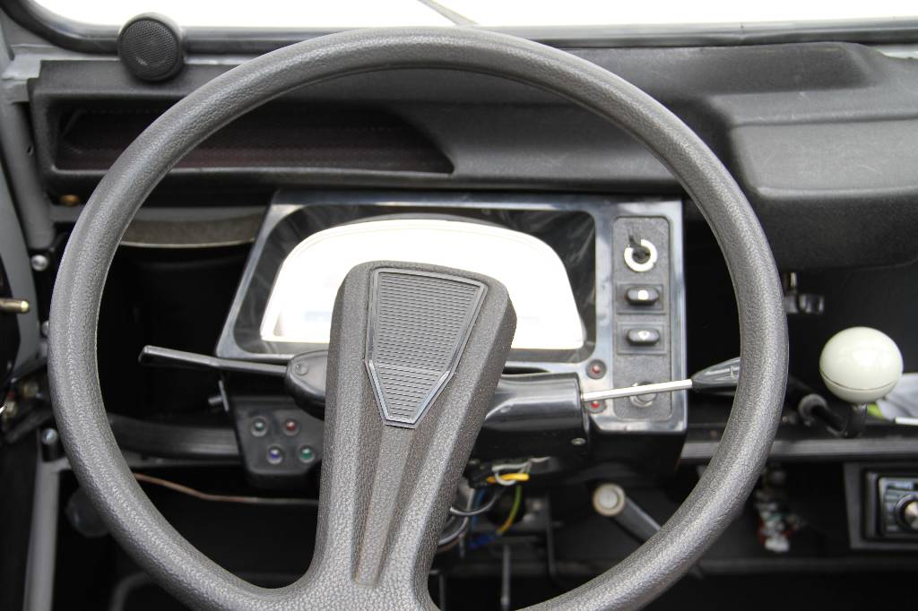 Detail h: Citroén 2 CV Dolly Limousine, Fahrgestellnummer VF7AZKA0080KA4330, EZ 21.10.1981, 3. Hand, Laufleistung 22.000 km abgelesen, HU fällig, H-Zulassung ...