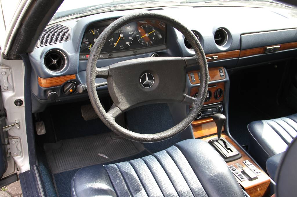 Detail b: Mercedes Benz 230 C Coupé, Fahrgestellnummer WDB12304312015277, EZ 25.09.1979, 3. Hand, Laufleistung 125.000 km abgelesen, HU fällig, H-Zulassung ...