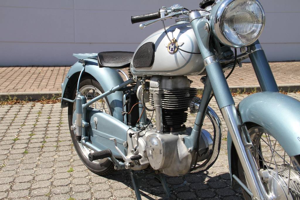 Detail b: Horex Regina Motorrad, Fahrgestellnummer 021690654,EZ ca. 1954, Fahrzeughalter unbekannt, Laufleistung 88.068 km abgelesen, 12 kW/ 16.3 PS, ...