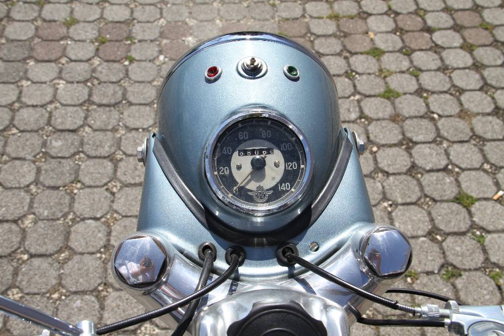 Detail e: Horex Regina Motorrad, Fahrgestellnummer 021690654,EZ ca. 1954, Fahrzeughalter unbekannt, Laufleistung 88.068 km abgelesen, 12 kW/ 16.3 PS, ...