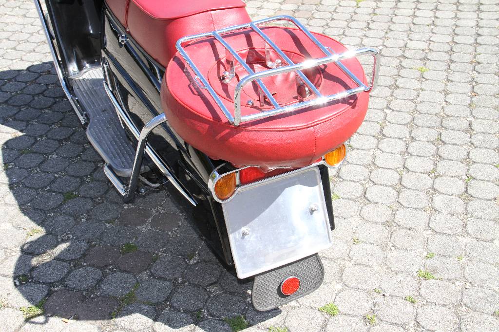 Detail b: Heinkel Tourist 103 A2 Motorroller, Fahrgestellnummer 0247953, EZ 10.05.1962, 2. Hand, Laufleistung 77.095 km abgelesen, HU 09.2017, H-Zulassung ...