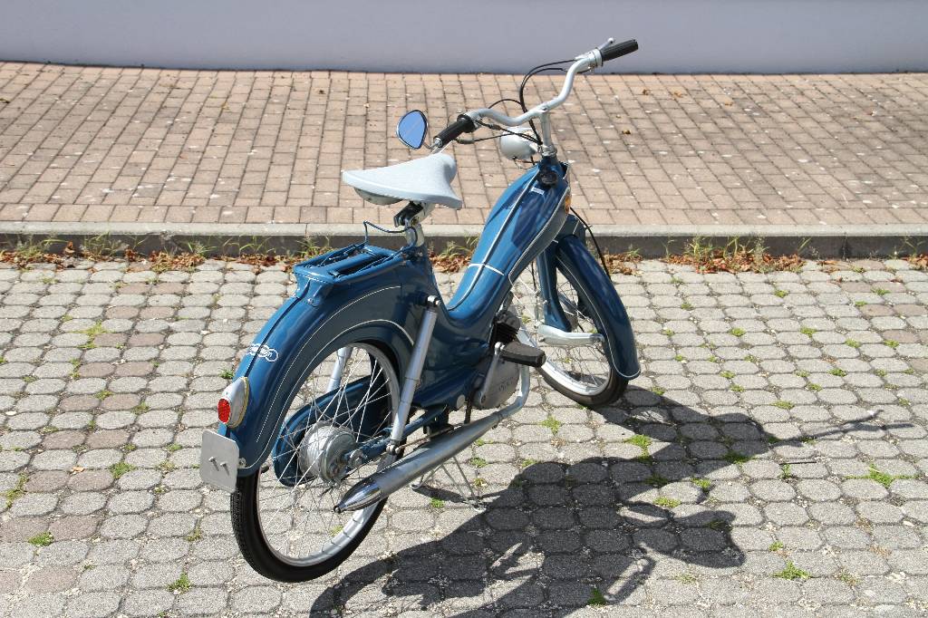 Detail b: DKW Hummel Moped, Fahrgestellnummer 01507128, EZ 1956, ca. 2. Hand, Laufleistung ca. 9.509 km abgelesen, 0.9 kW/ 1.35 PS, 1-Zylinder, 3-Gang ...