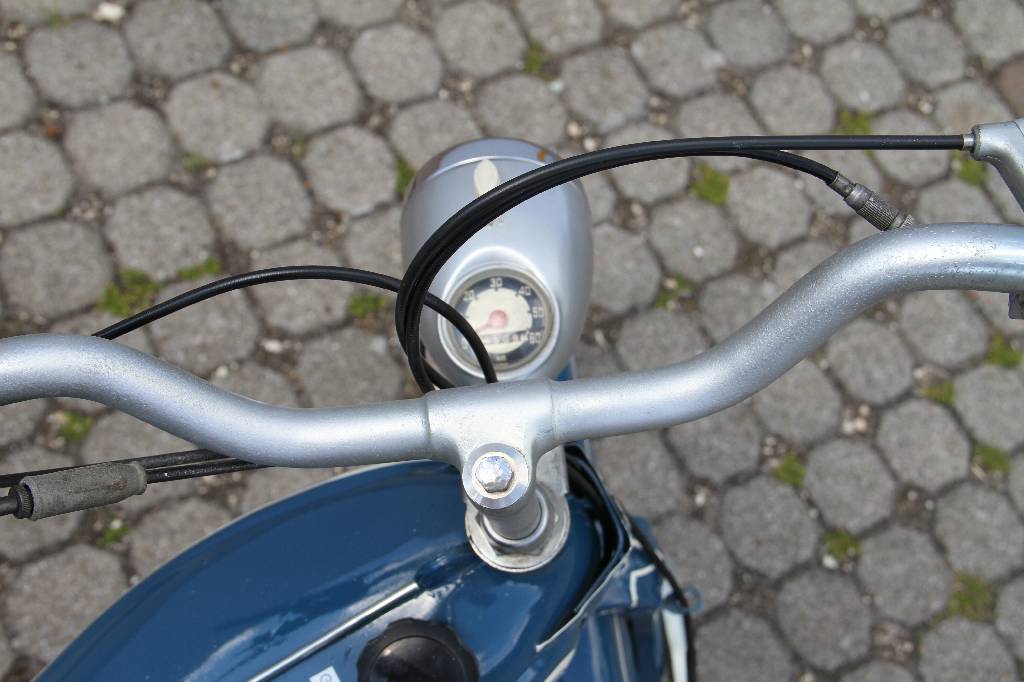 Detail c: DKW Hummel Moped, Fahrgestellnummer 01507128, EZ 1956, ca. 2. Hand, Laufleistung ca. 9.509 km abgelesen, 0.9 kW/ 1.35 PS, 1-Zylinder, 3-Gang ...