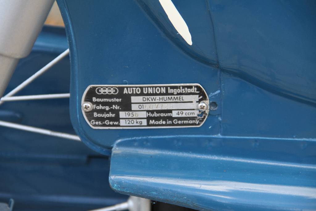 Detail d: DKW Hummel Moped, Fahrgestellnummer 01507128, EZ 1956, ca. 2. Hand, Laufleistung ca. 9.509 km abgelesen, 0.9 kW/ 1.35 PS, 1-Zylinder, 3-Gang ...