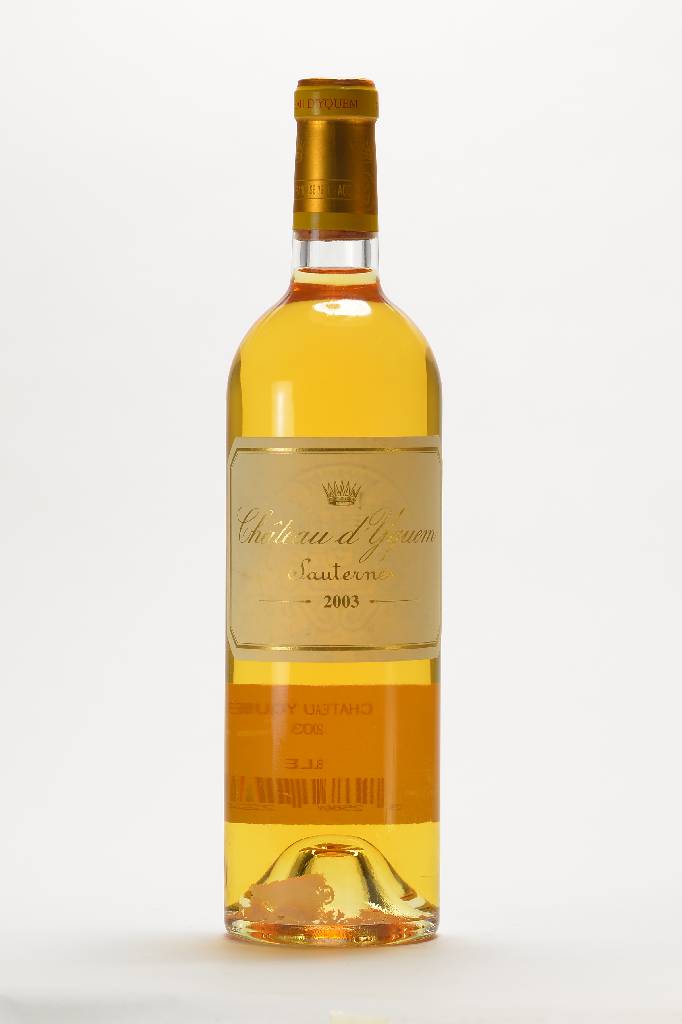 3 Flaschen 2003 Chateau d'Yquem, Sauternes, je ca. 75 cl, je ca. 14 % Vol., unverkostet, selten im Angebot, Füllstände: je ca. into neck, 1 ...