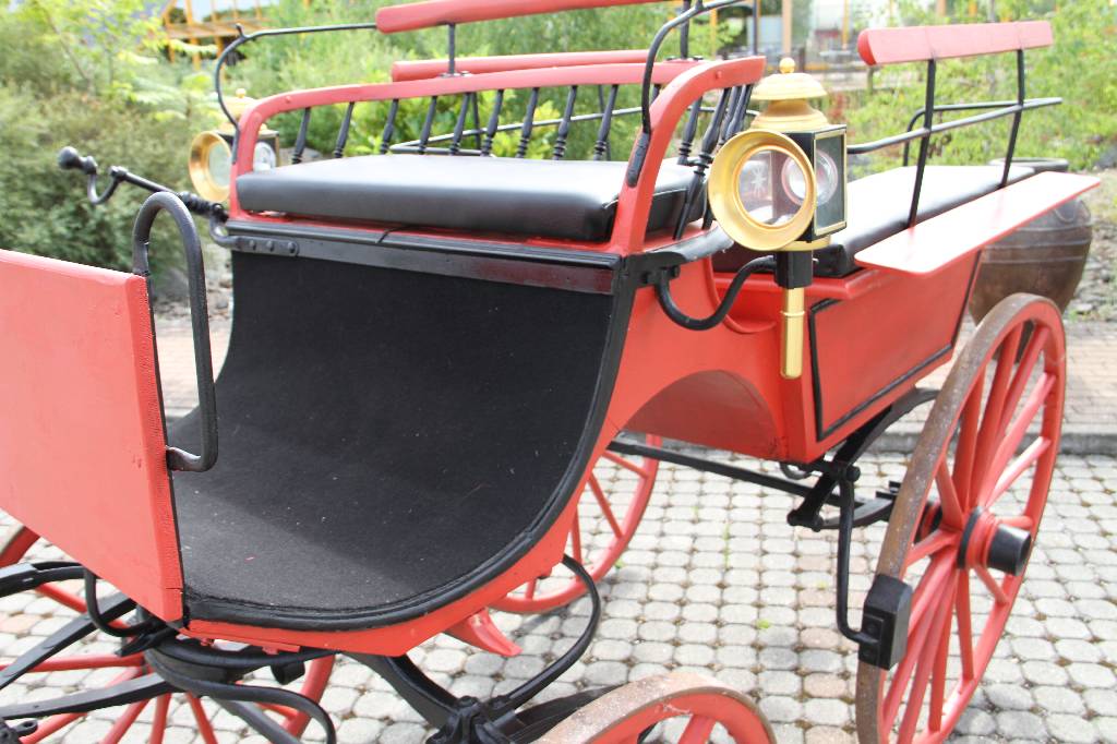 Detail c: Kutsche Modell Brake, um 1900, voll restauriert, Polster neu, aus Adelsbesitz Typenhistorie Die Kutsche Brake ist ein ehemaliger deutscher 2 Spänner ...