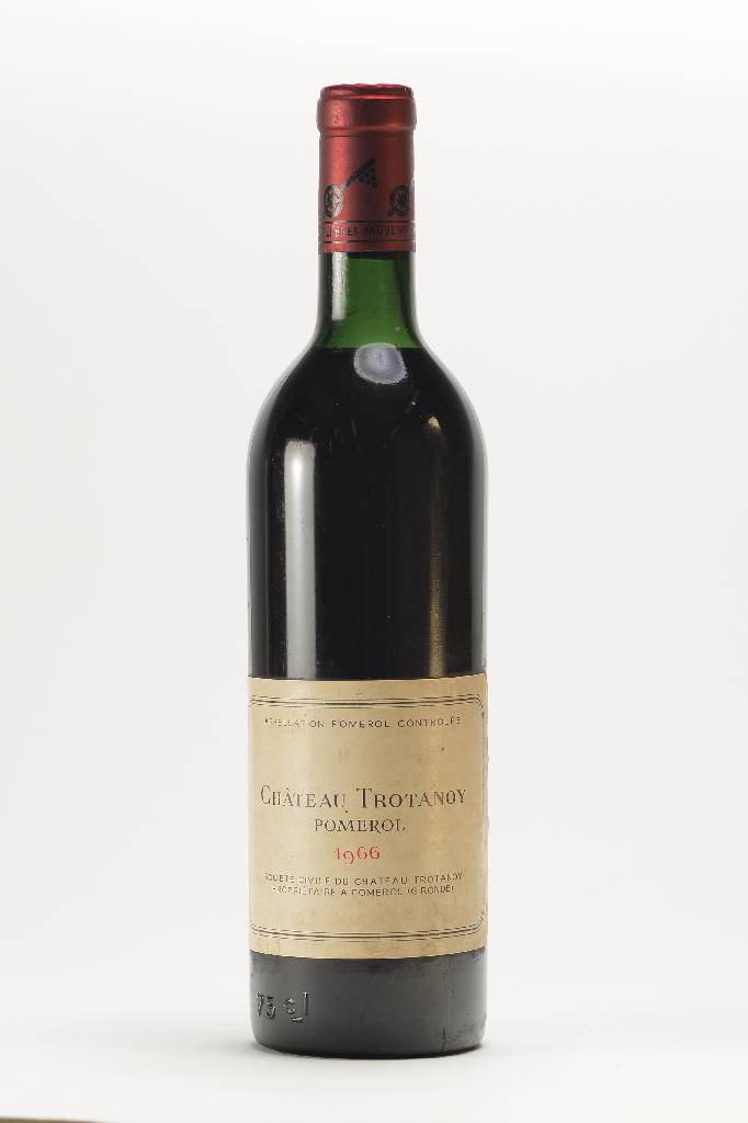 2 Flaschen 1966 Chateau Trotanoy, Pomerol, ca. 75 cl, Füllstände: ca. top shoulder, unverkostet, selten im Angebot, guter Erhaltungszustand, ...
