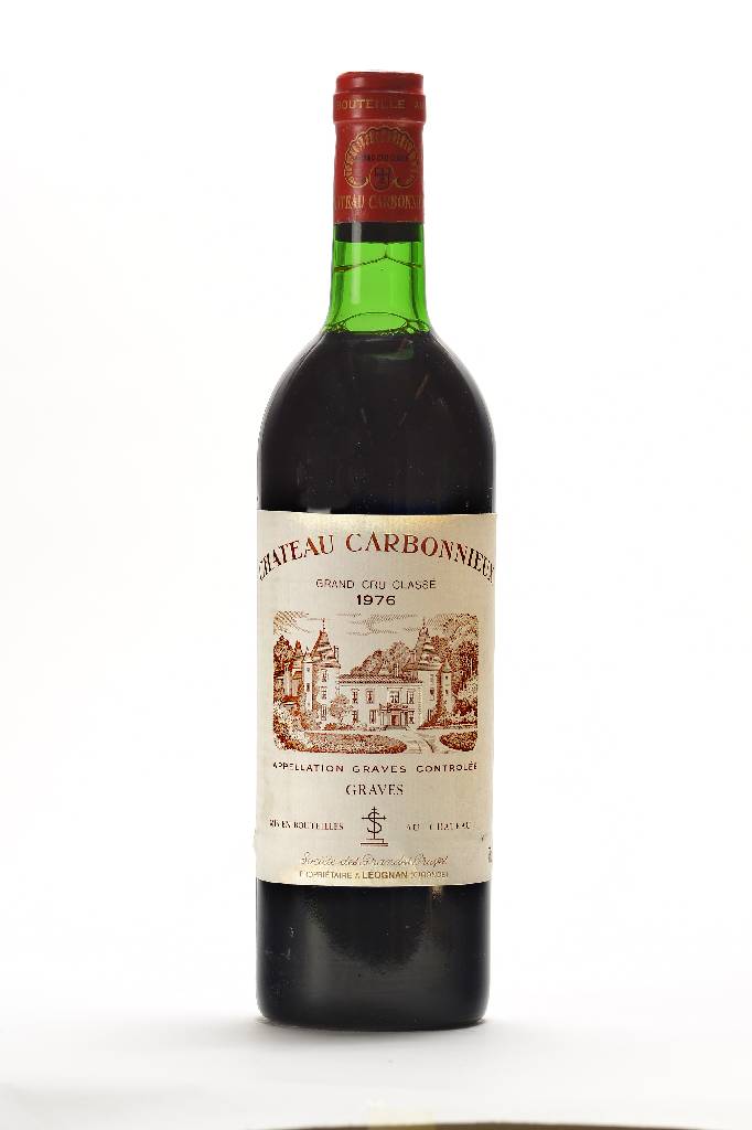 9 Flaschen 1976 Chateau Carbonnieux, Graves, Grand Cru Classe, je ca. 75 cl, Füllstände: ca. top shoulder, unverkostet, in der Originalholzkiste, ...