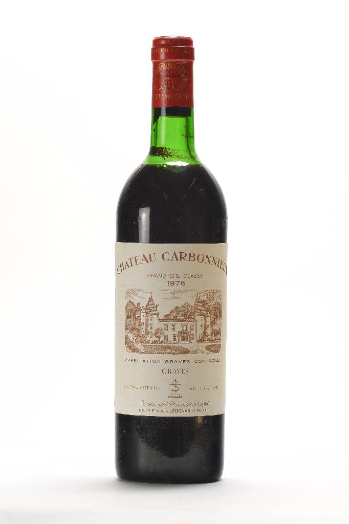 24 Flaschen 1976 Chateau Carbonnieux, Graves, Grand Cru Classe, je ca. 75 cl, Füllstände: ca. top shoulder, in 2 Originalholzkisten (1 ohne ...