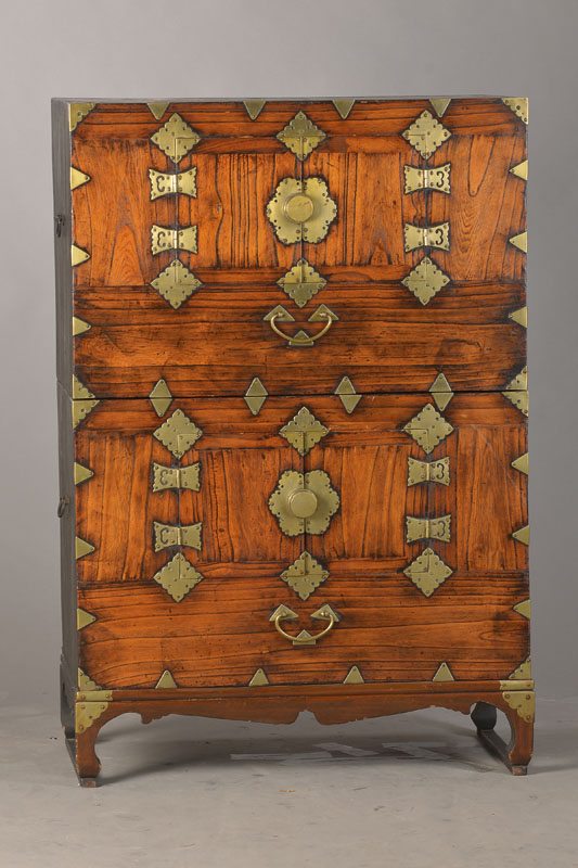 Vorratsschrank, wohl China, um 1850/60, Gestell um 1900 ergänzt, Tropenholz, 2-türig, 2- teilig, je mit seitl. Beschlägen zum Transportieren, ca. ...