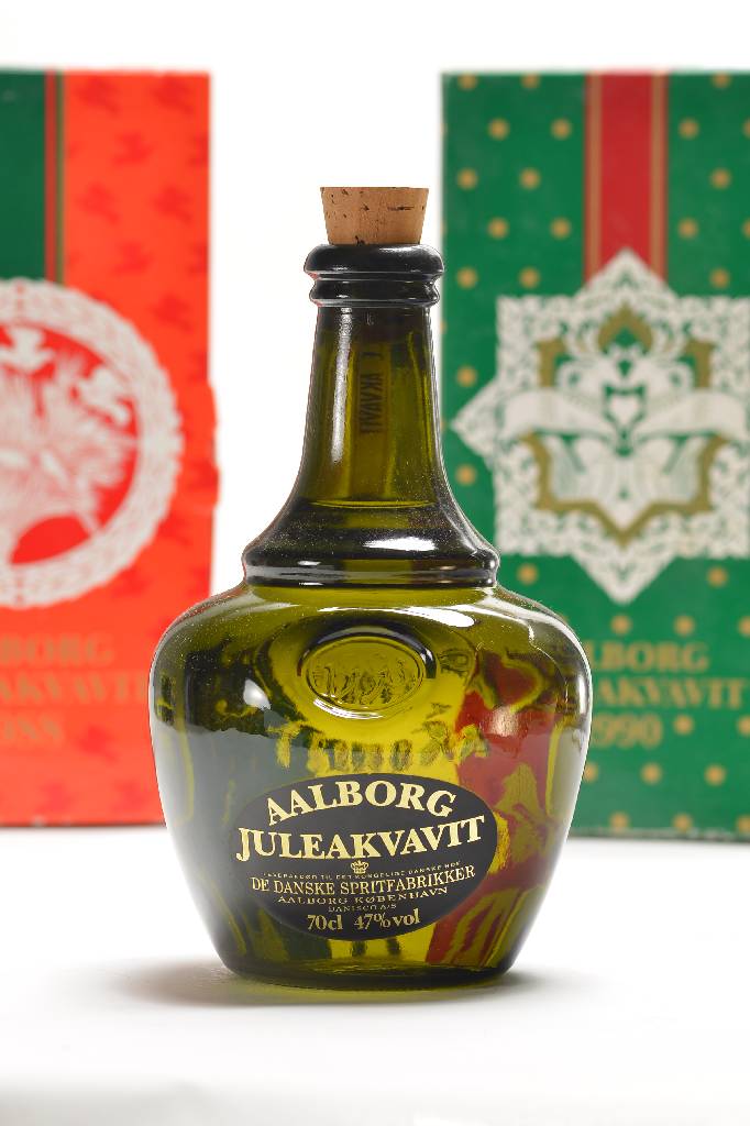 7 Flaschen Jule Aalborg Akvavit, Jahrgänge: 1988, 1990, 1991, 1993, 1995, 1998 und 2002, je ca. 70 cl, in jeweiligem Originalgeschenkkarton, seit ...