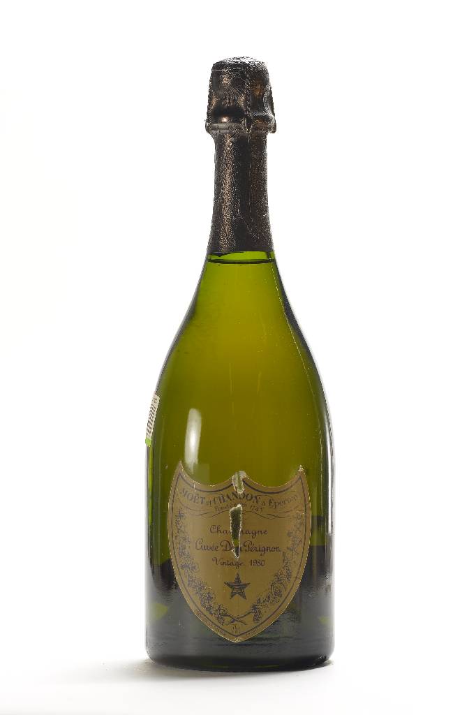 2 Flaschen 1980 Chateau Moet et Chandon Dom Perignon, je ca. 75 cl, Abstand zwischen Flaschenboden und Wein: ca. 1,8-2 cm, unverkostet, CellarTracker ...