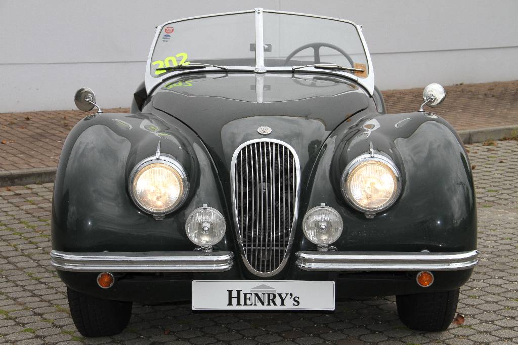 Detail b: Jaguar XK 120 Ots Roadster, Fahrgestellnummer 670925, EZ 11.10.1950, Laufleistung 33.378 mls abgelesen, 118 kW/ 160 PS, 6-Zylinder, 4-Gang ...