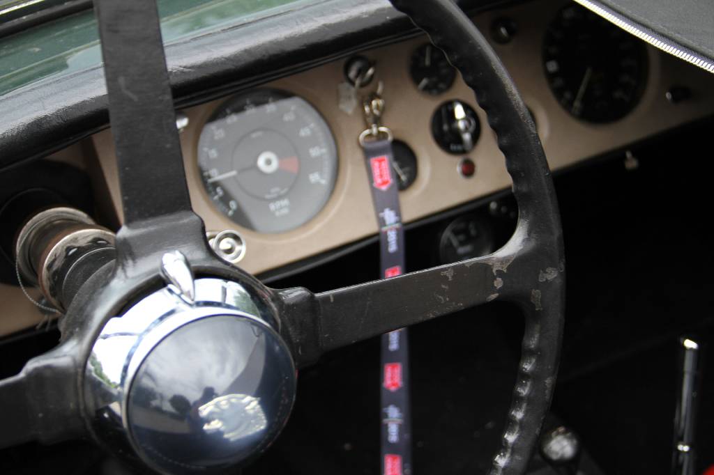 Detail h: Jaguar XK 120 Ots Roadster, Fahrgestellnummer 670925, EZ 11.10.1950, Laufleistung 33.378 mls abgelesen, 118 kW/ 160 PS, 6-Zylinder, 4-Gang ...