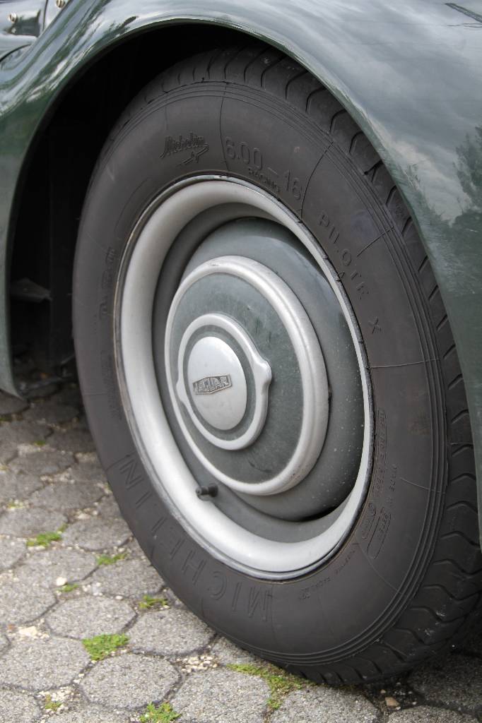Detail i: Jaguar XK 120 Ots Roadster, Fahrgestellnummer 670925, EZ 11.10.1950, Laufleistung 33.378 mls abgelesen, 118 kW/ 160 PS, 6-Zylinder, 4-Gang ...
