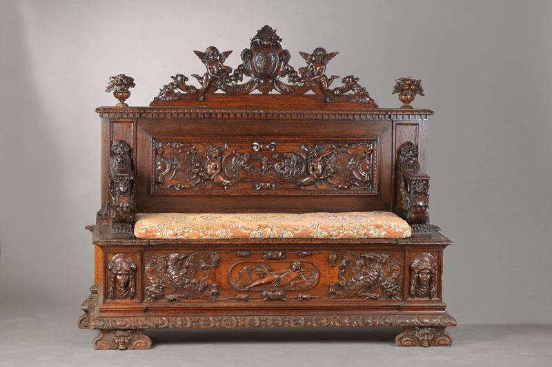 Truhenbank, im italienischen Renaissance-Stil, um 1880/90, Nussbaum u. Buche auf Nussbaum gebeizt, Truhenkasten mit reliefartiger Kartusche, Adlern, ...