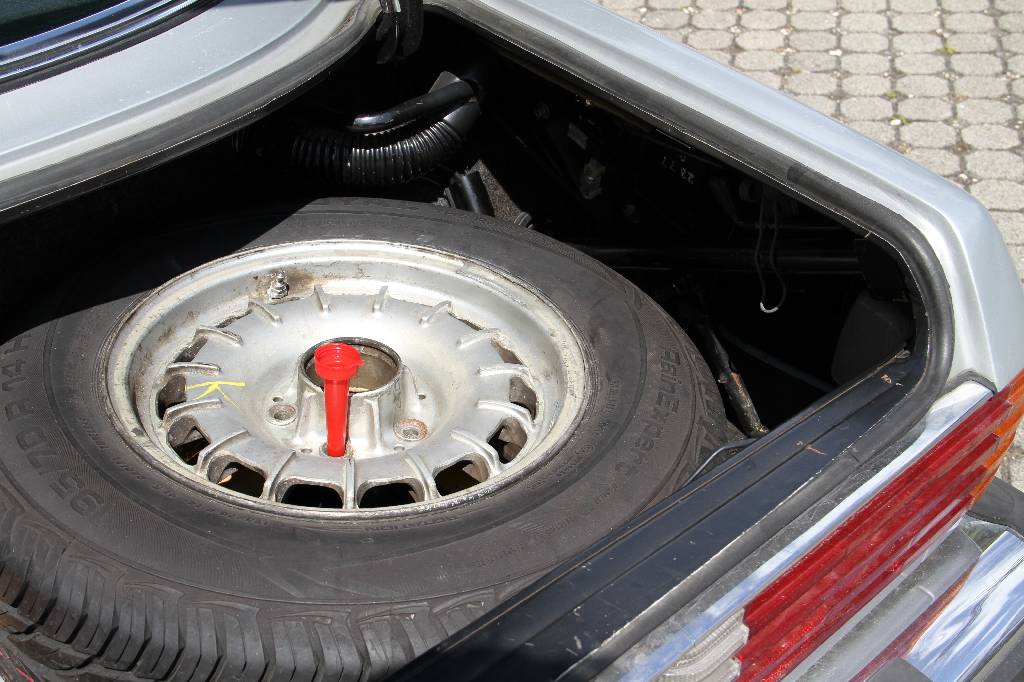 Detail h: Mercedes Benz 450 SLC Coupé, Fahrgestellnummer 10702412018214, EZ 30.06.1977, Laufleistung ca. 250.000 km, H-Zulassung, 160kW/ 218 PS, 8- Zylinder, ...
