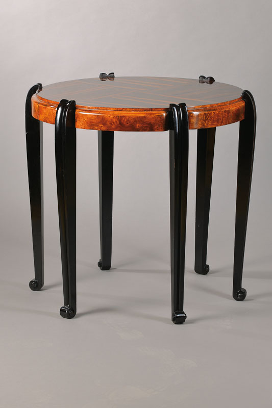 Beistelltischchen, Art-Deco, wohl Frankreich,, 20.Jh., Runde Platte mit 4-fachem Palisanderfurnier parkettiert verlegt, 6 ausgeschweifte gerieft ...