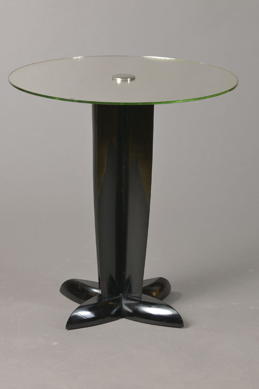 Ausgefallener Beistelltisch, Art-Deco, Frankreich, um 1930, mit 4-fach spitz zulaufendem Mittelfuß, mit orig. verspiegelter Platte, sehr dekorativ, ...
