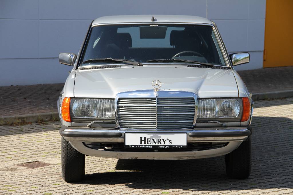 Detail a: Mercedes-Benz 250 Lang W123, Fahrgestellnummer: WDB1230281A021064, EZ 09.1983, Laufleistung ca. 162.513 km abgelesen, H-zulassungsfähig, 103 kW/ 140 ...