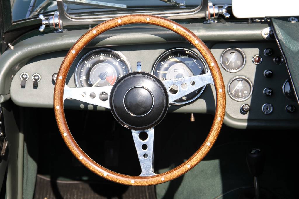 Detail h: Triumph TR3 A Roadster, Fahrgestellnummer TS72106L, EZ 07/1960, 6.722 miles abgelesen, H-Zulassung, 64 kW/ 87 PS, 4-Zylinder, 4-Gang Schaltgetriebe, ...