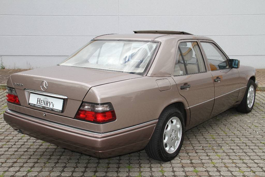 Detail a: Mercedes Benz E 220 W124, Limousine, Fahrgestellnummer WDB1240221C007659, EZ 12.07.1993, 3. Hand, Laufleistung ca. 62.312 km, 110 kW/ 150 PS, ...