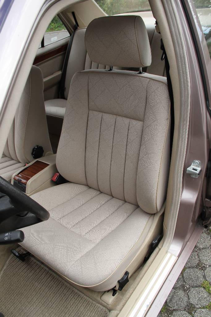 Detail e: Mercedes Benz E 220 W124, Limousine, Fahrgestellnummer WDB1240221C007659, EZ 12.07.1993, 3. Hand, Laufleistung ca. 62.312 km, 110 kW/ 150 PS, ...
