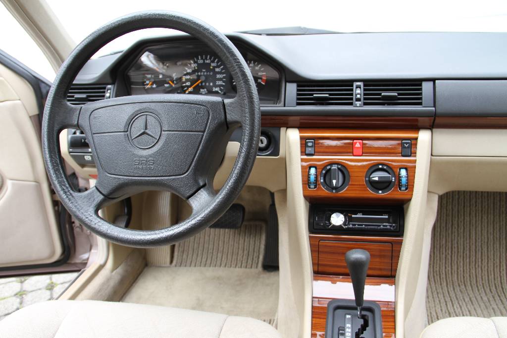 Detail f: Mercedes Benz E 220 W124, Limousine, Fahrgestellnummer WDB1240221C007659, EZ 12.07.1993, 3. Hand, Laufleistung ca. 62.312 km, 110 kW/ 150 PS, ...