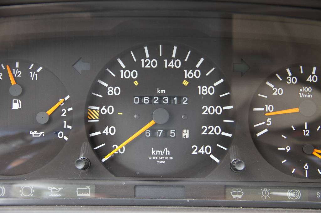 Detail g: Mercedes Benz E 220 W124, Limousine, Fahrgestellnummer WDB1240221C007659, EZ 12.07.1993, 3. Hand, Laufleistung ca. 62.312 km, 110 kW/ 150 PS, ...