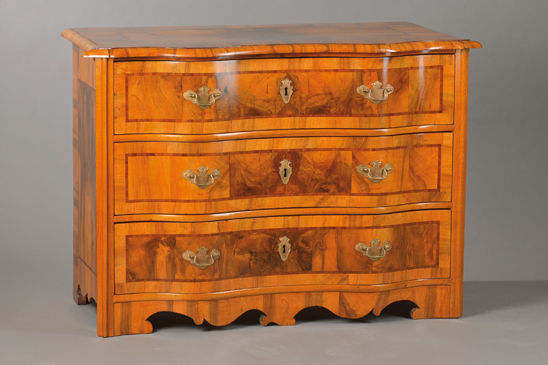 Barockkommode, wohl Sachsen, um 1760/70, Nussbaumfurnier auf Weichholzkorpus, 3-schübig, vielfach geschweifte u. verkröpfte Front, stilübliche ...