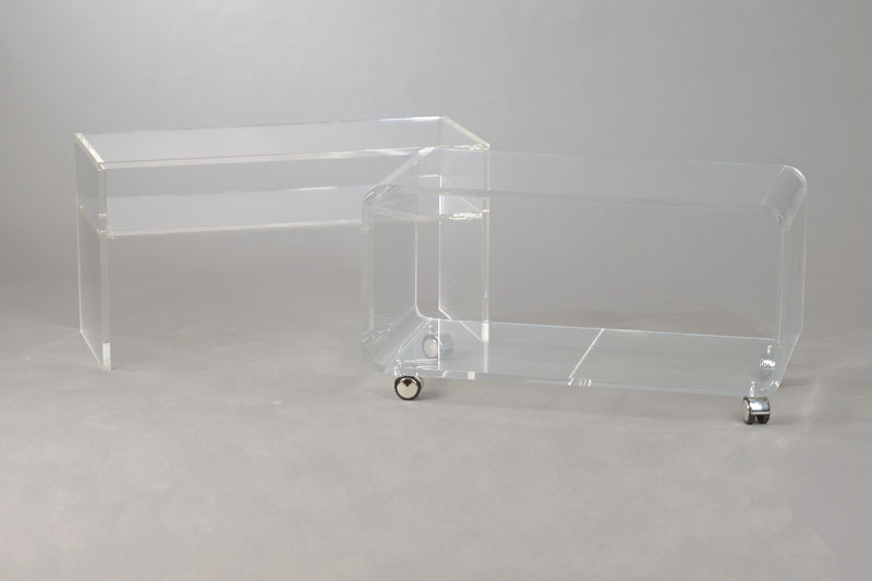 Zwei unterschiedliche Beistelltischchen, 80er Jahre, Plexiglas, Ein Tisch mit Rollen, ca. 43x82x40 cm, einer mit 2 Etagen, ca. 43x81x36 cm, Gebr.-Sp.,