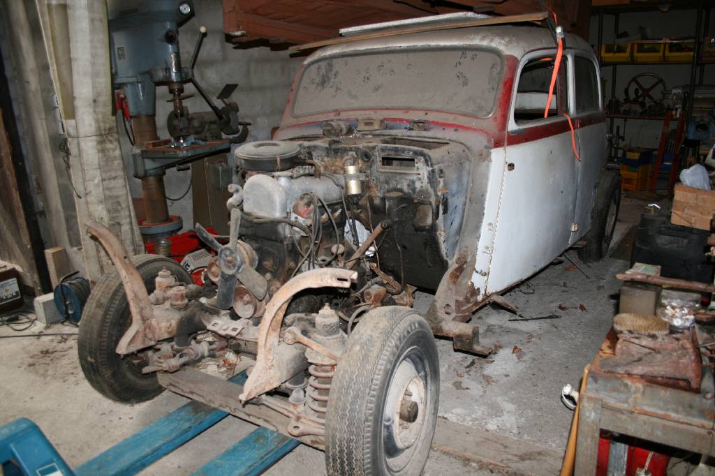Rohkarosse/ Teilespender Mercedes Benz 170, Hier wird eine Limousinen Rohkarosse mit Schiebedachausschnitt und ein rollfähiger Teilespender Mercedes ...