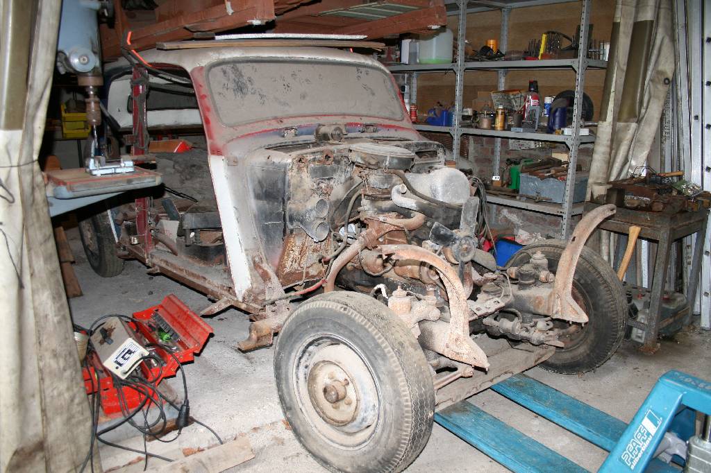 Detail a: Rohkarosse/ Teilespender Mercedes Benz 170, Hier wird eine Limousinen Rohkarosse mit Schiebedachausschnitt und ein rollfähiger Teilespender Mercedes ...