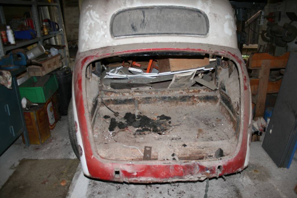 Detail b: Rohkarosse/ Teilespender Mercedes Benz 170, Hier wird eine Limousinen Rohkarosse mit Schiebedachausschnitt und ein rollfähiger Teilespender Mercedes ...