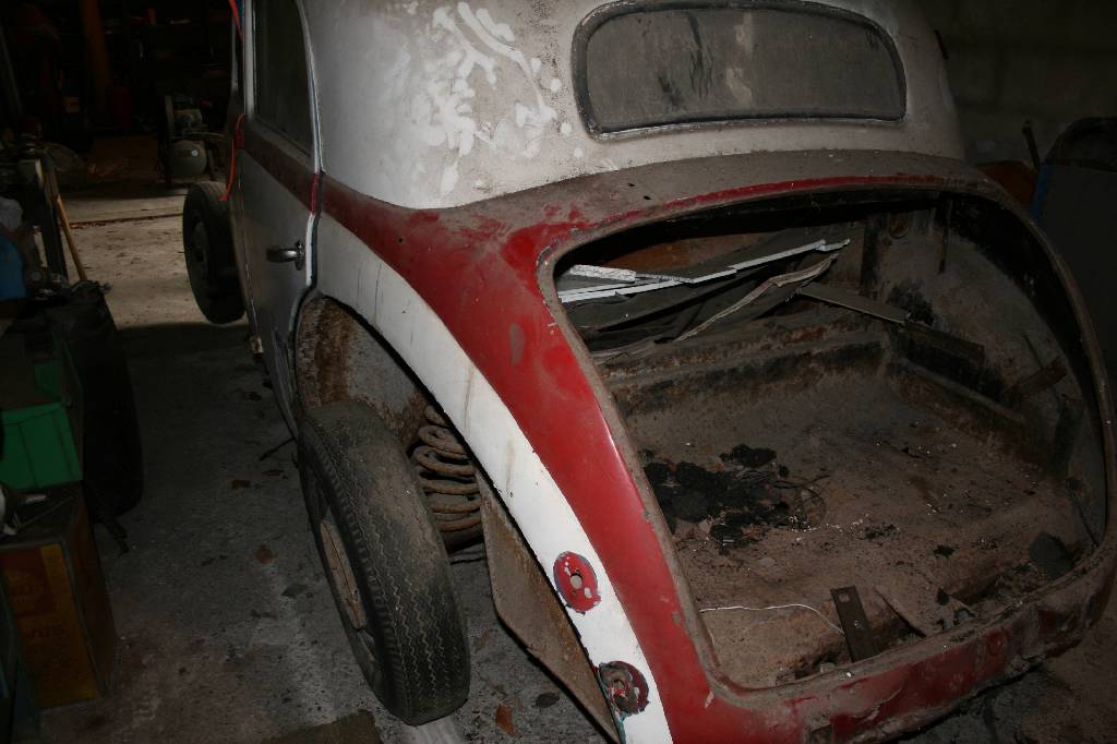 Detail c: Rohkarosse/ Teilespender Mercedes Benz 170, Hier wird eine Limousinen Rohkarosse mit Schiebedachausschnitt und ein rollfähiger Teilespender Mercedes ...