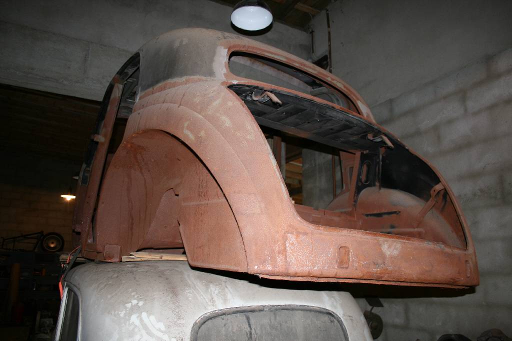 Detail d: Rohkarosse/ Teilespender Mercedes Benz 170, Hier wird eine Limousinen Rohkarosse mit Schiebedachausschnitt und ein rollfähiger Teilespender Mercedes ...