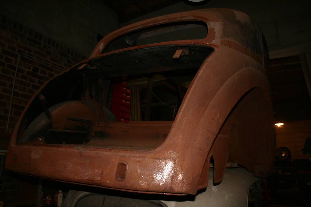 Detail e: Rohkarosse/ Teilespender Mercedes Benz 170, Hier wird eine Limousinen Rohkarosse mit Schiebedachausschnitt und ein rollfähiger Teilespender Mercedes ...