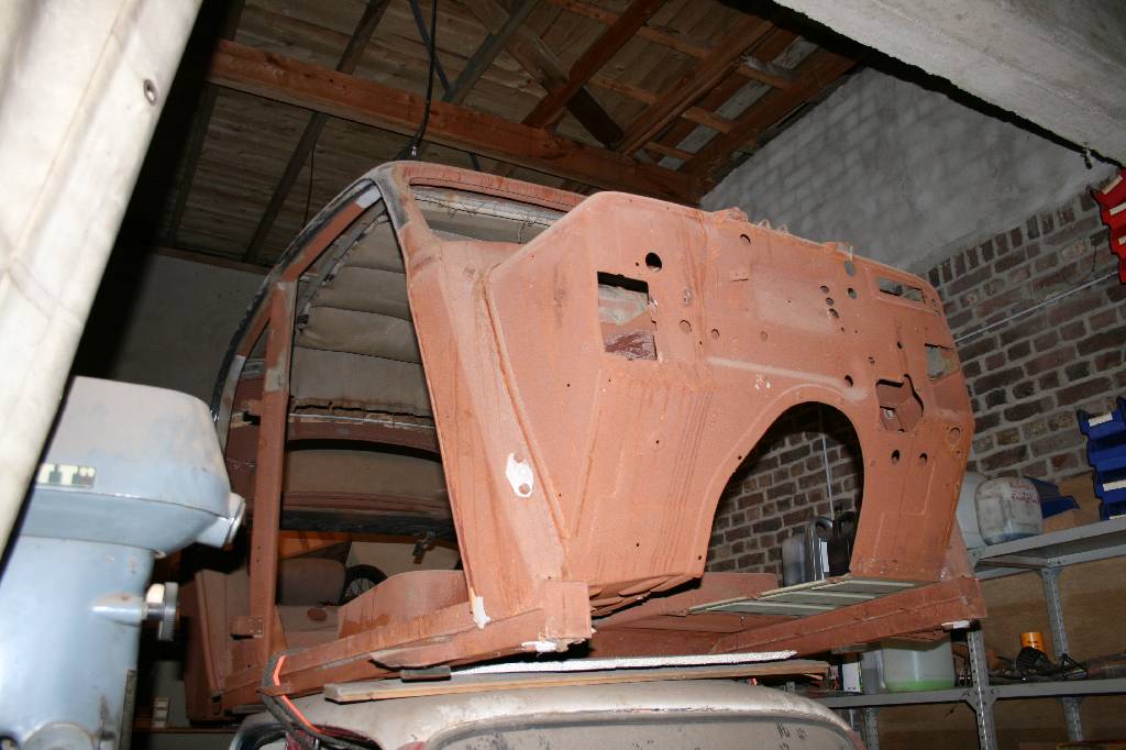 Detail f: Rohkarosse/ Teilespender Mercedes Benz 170, Hier wird eine Limousinen Rohkarosse mit Schiebedachausschnitt und ein rollfähiger Teilespender Mercedes ...