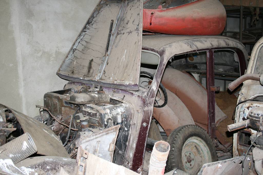Detail a: Teilespender Mercedes Benz 170, Hier werden 2 rollfähige Teilespender des Typ Mercedes Benz 170 angeboten. Bitte beachten Sie, das nach ...