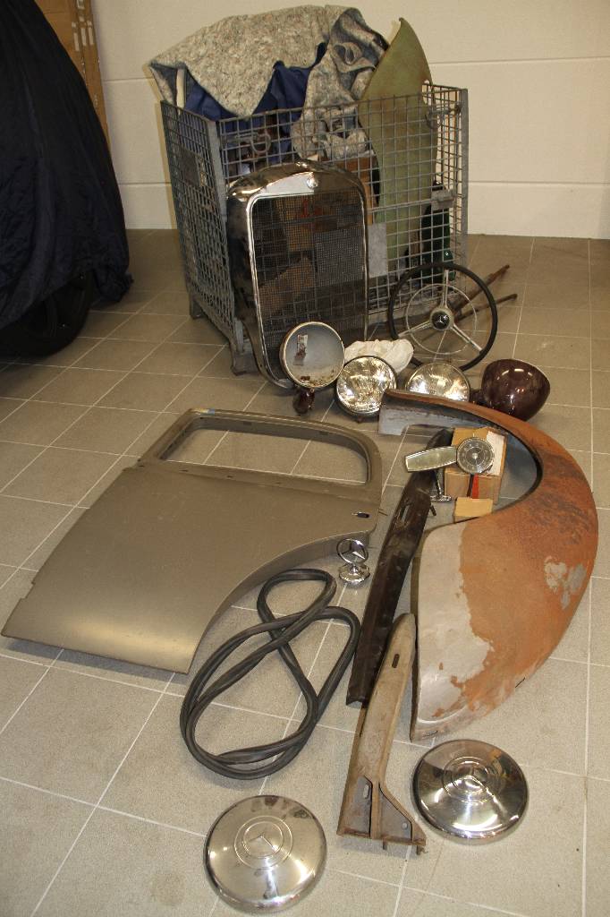 2 Gitterboxen mit teilweise sehr raren Teilen vom Mercedes Benz 170, wie z.B. Scheinwerfer inkl. Einsätze, Instrumentierung, Gummiteile, ...